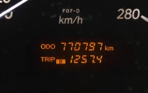 automobilis su didele rida priežiūra