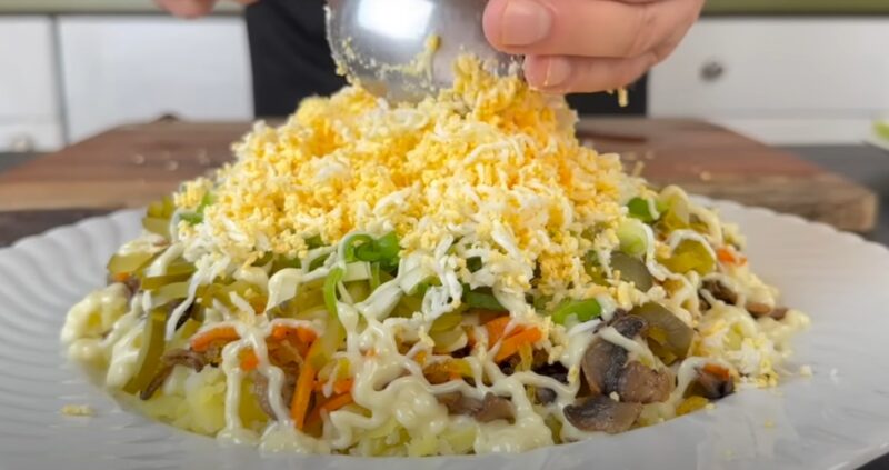 "Грибы под шубой". Готовится без мяса, а получается очень вкусно: многослойный салат на праздник