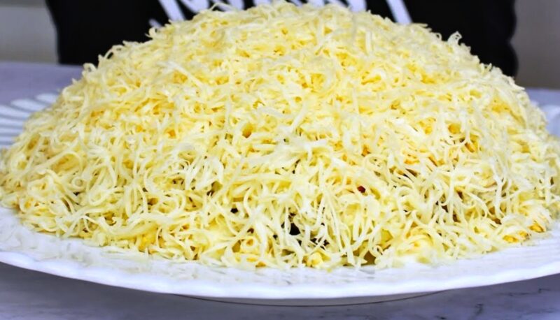 "Грибы под шубой". Готовится без мяса, а получается очень вкусно: многослойный салат на праздник