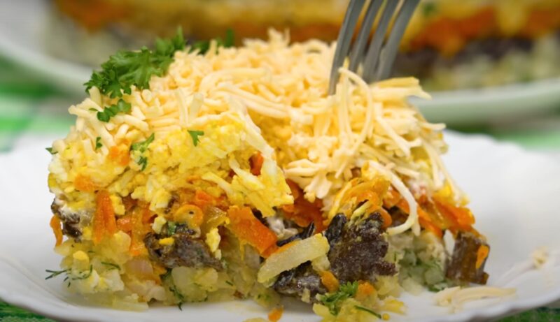 Вкусный слоеный салат из самых доступных продуктов. Салат "Деревенский"