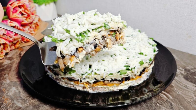"Снежный лес". Новогодний салат с курицей и грибами: вкуснее не найдете