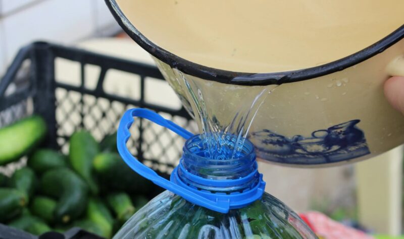 Уже 3 года так делаю: заливаю один раз холодной водой и стоят 5 лет. Хрустящие бочковые огурцы в домашних условиях