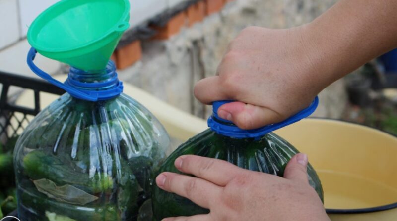 Уже 3 года так делаю: заливаю один раз холодной водой и стоят 5 лет. Хрустящие бочковые огурцы в домашних условиях