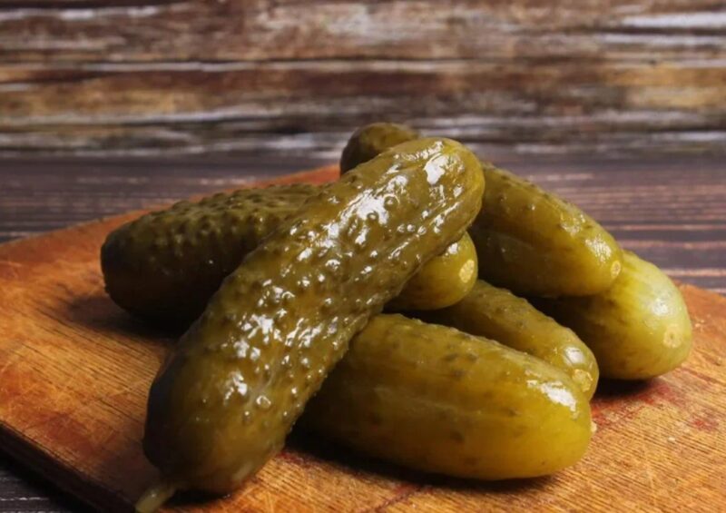 Уже 3 года так делаю: заливаю один раз холодной водой и стоят 5 лет. Хрустящие бочковые огурцы в домашних условиях