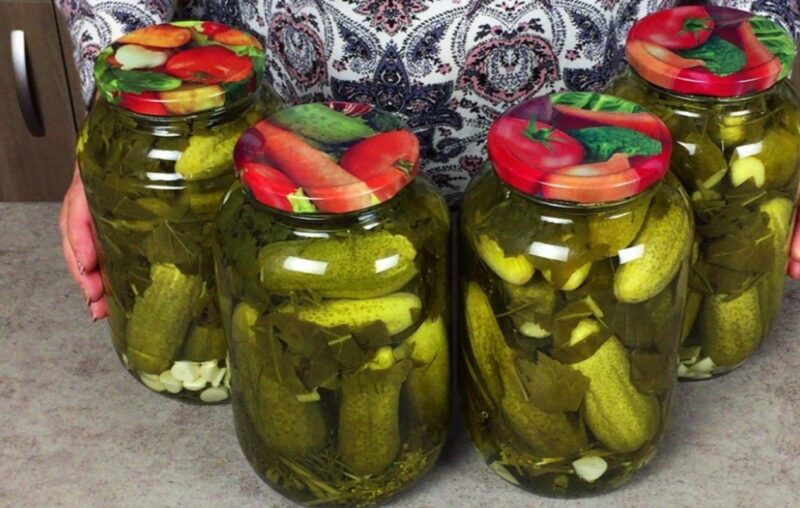 По этому рецепту готовлю уже больше 20 лет. Банки с огурцами храню в шкафу: по вкусу, как бочковые