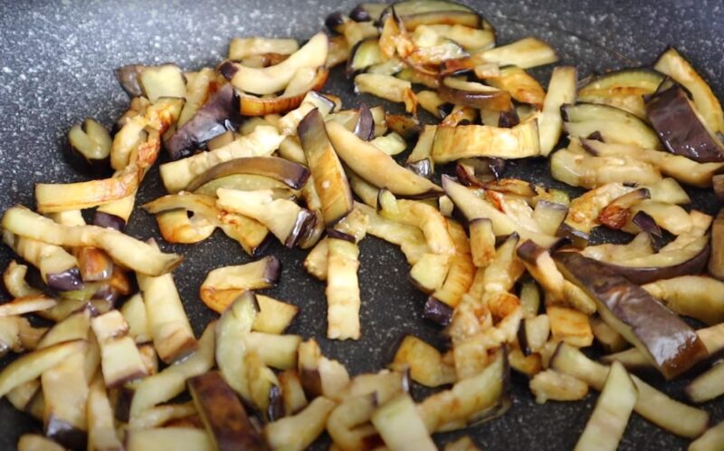 Всего 3 ингредиента. Улетный салат: в сезон баклажанов готовлю только его