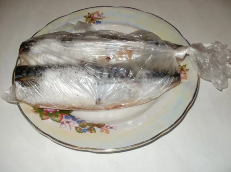 Свекровь научила солить скумбрию в пакете. Намного лучше, чем в рассоле и посуда не нужна: вкуснее не пробовала