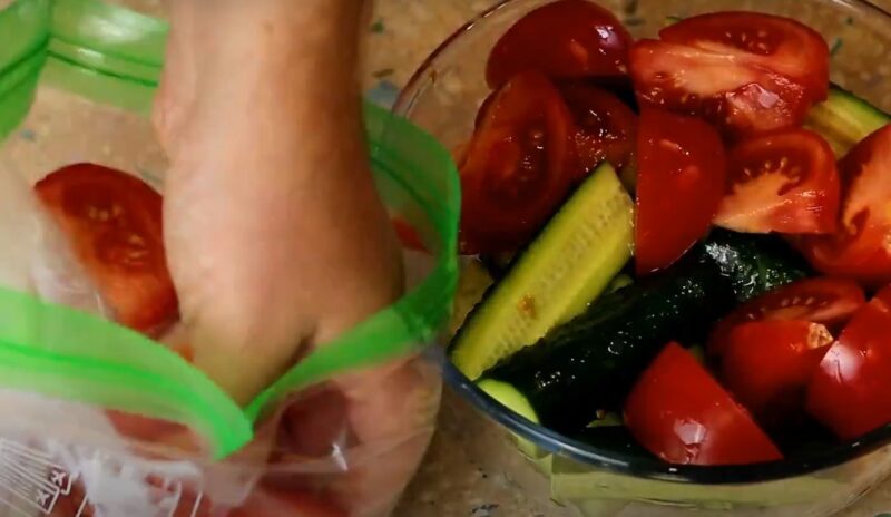 Такие огурцы с помидорами готовлю 7 дней в неделю. Самая ходовая летняя закуска