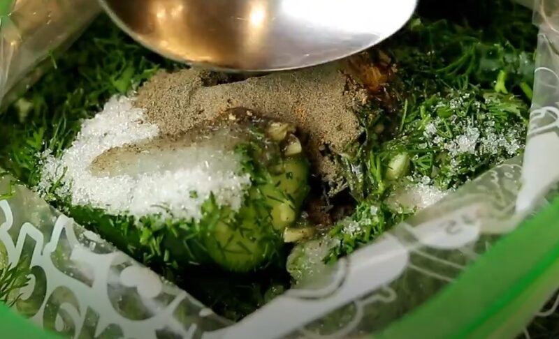 Такие огурцы с помидорами готовлю 7 дней в неделю. Самая ходовая летняя закуска