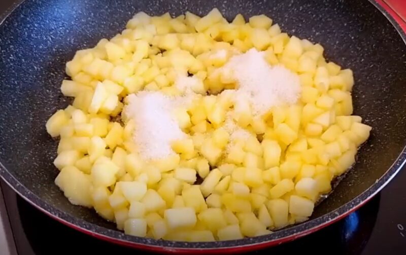 Сырники больше не делаю. Нашла рецепт проще и вкуснее: творожные оладьи с яблоками