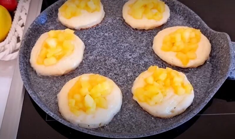 Сырники больше не делаю. Нашла рецепт проще и вкуснее: творожные оладьи с яблоками