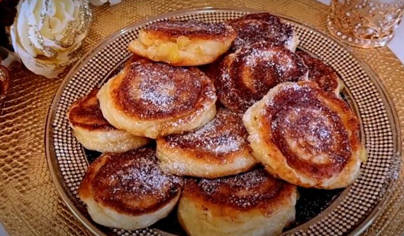 Сырники больше не делаю. Нашла рецепт проще и вкуснее: творожные оладьи с яблоками